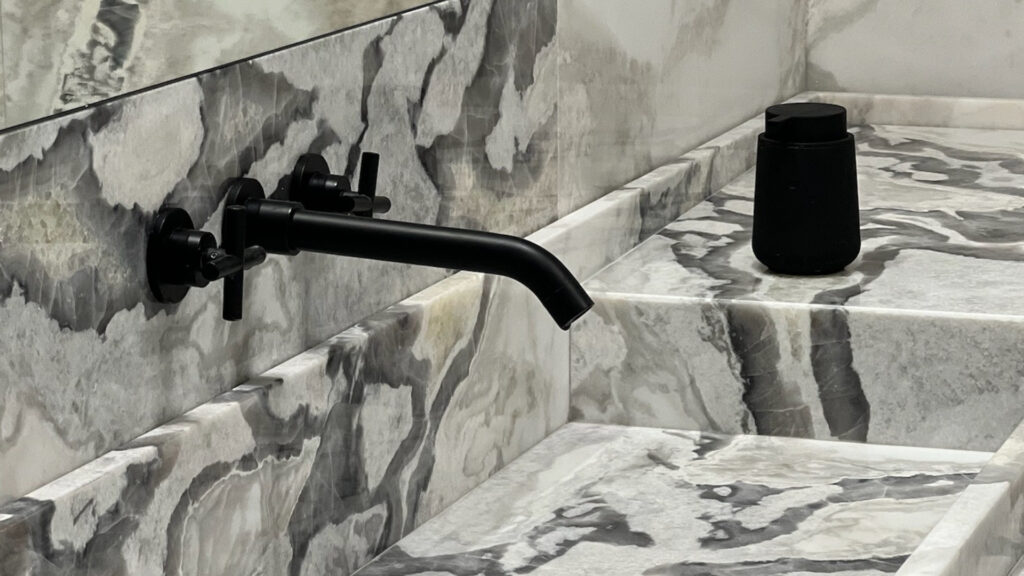 White marble bathroom in Oyster White, book-matched