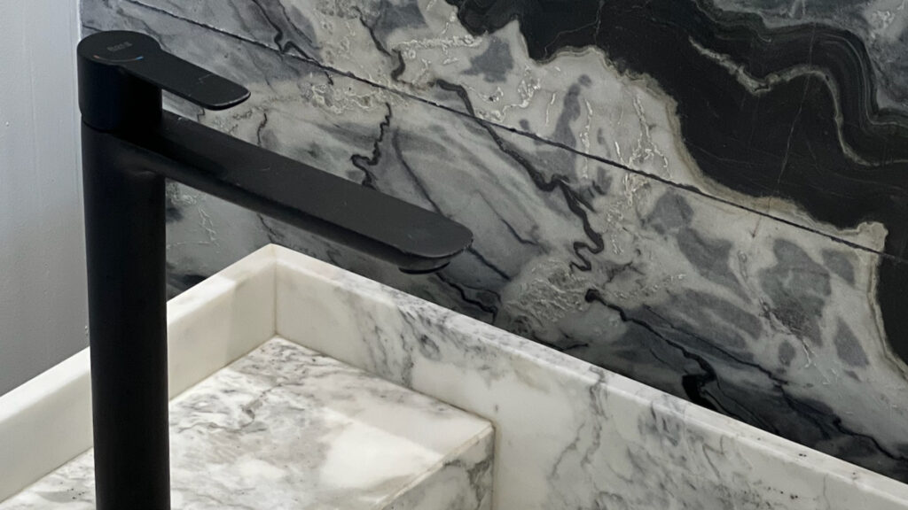 Calacatta marble washbasin with Silver Stream