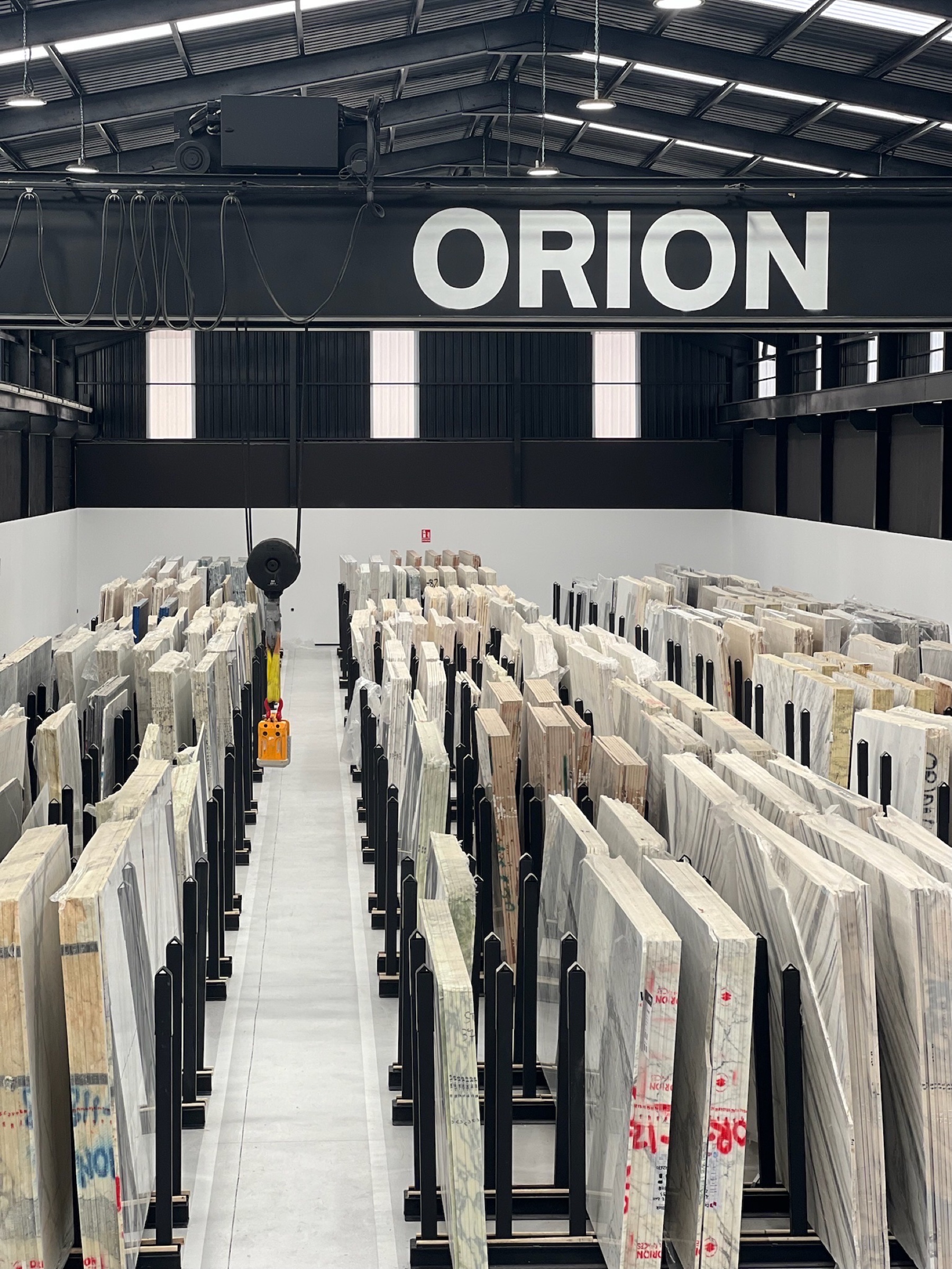 Tablas de piedra en los bastidores del almacén de Orion, en Macael.