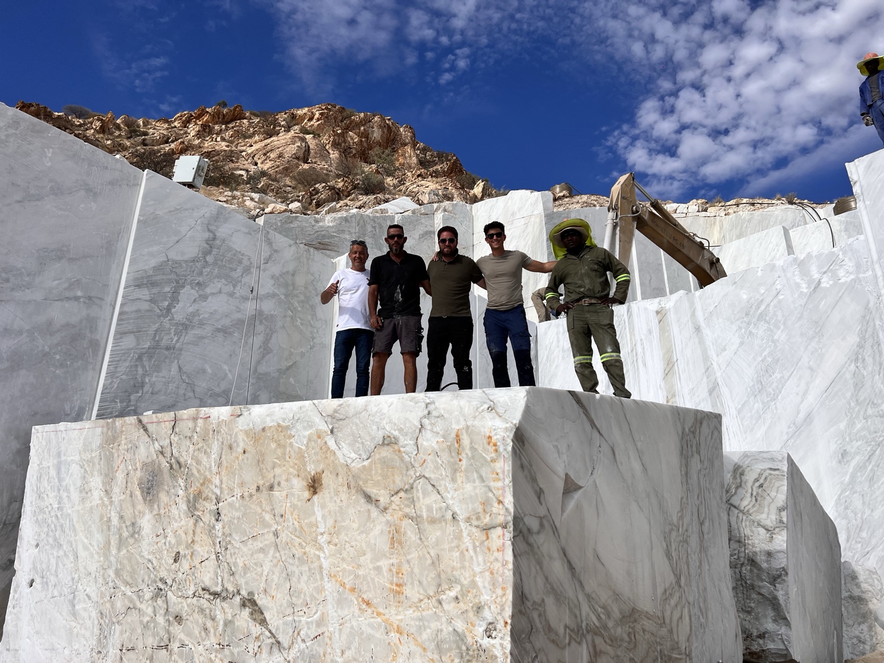 Equipo de Orion en la cantera, sobre los bloques de mármol recién cortados.