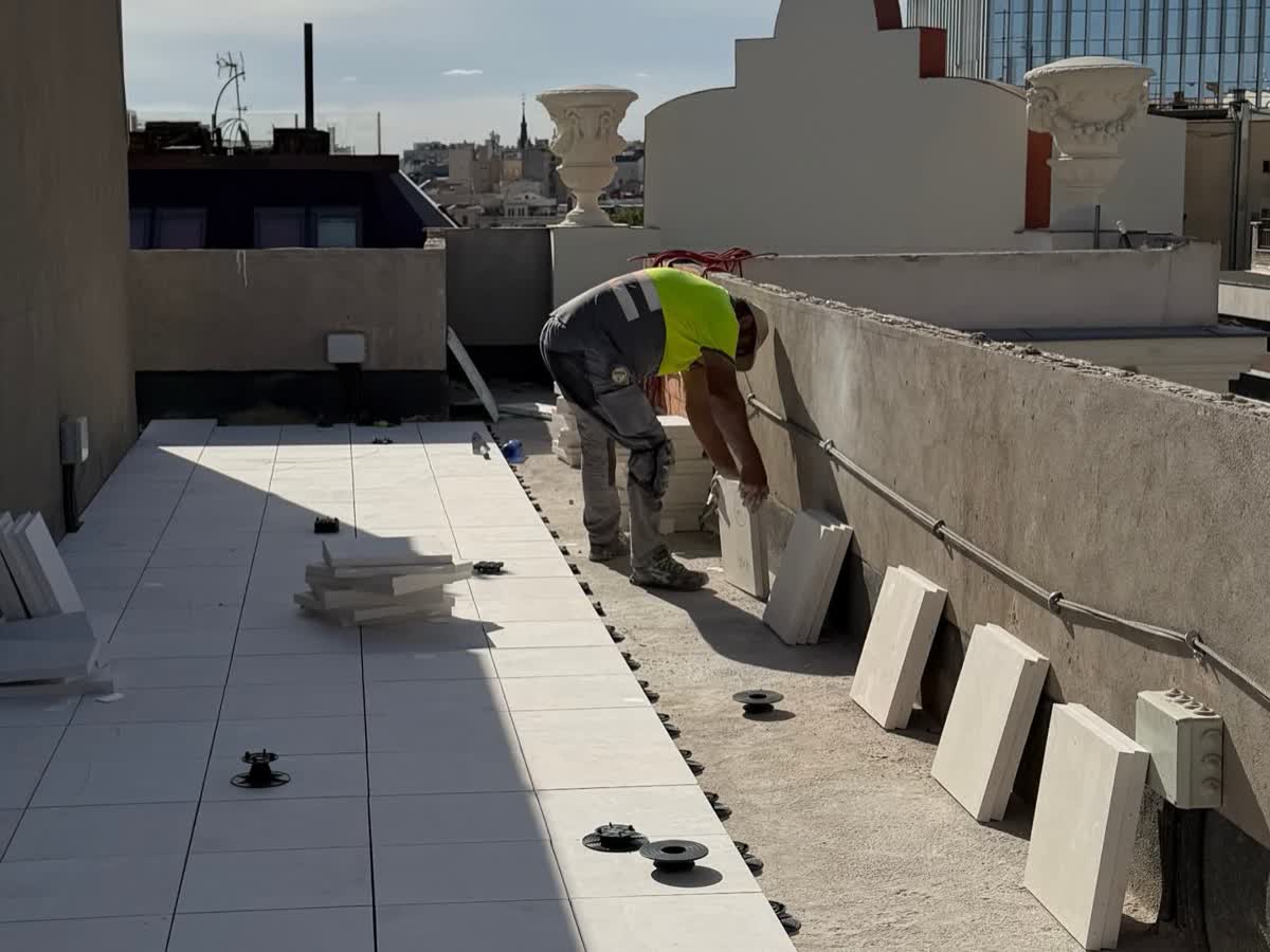 Una azotea entera. Pavimento de piedra sobre plots, en pleno centro.