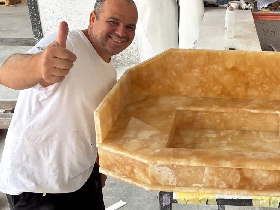 Una pieza terminada. Un lavabo de ónix sacado de un solo bloque, recién acabado.