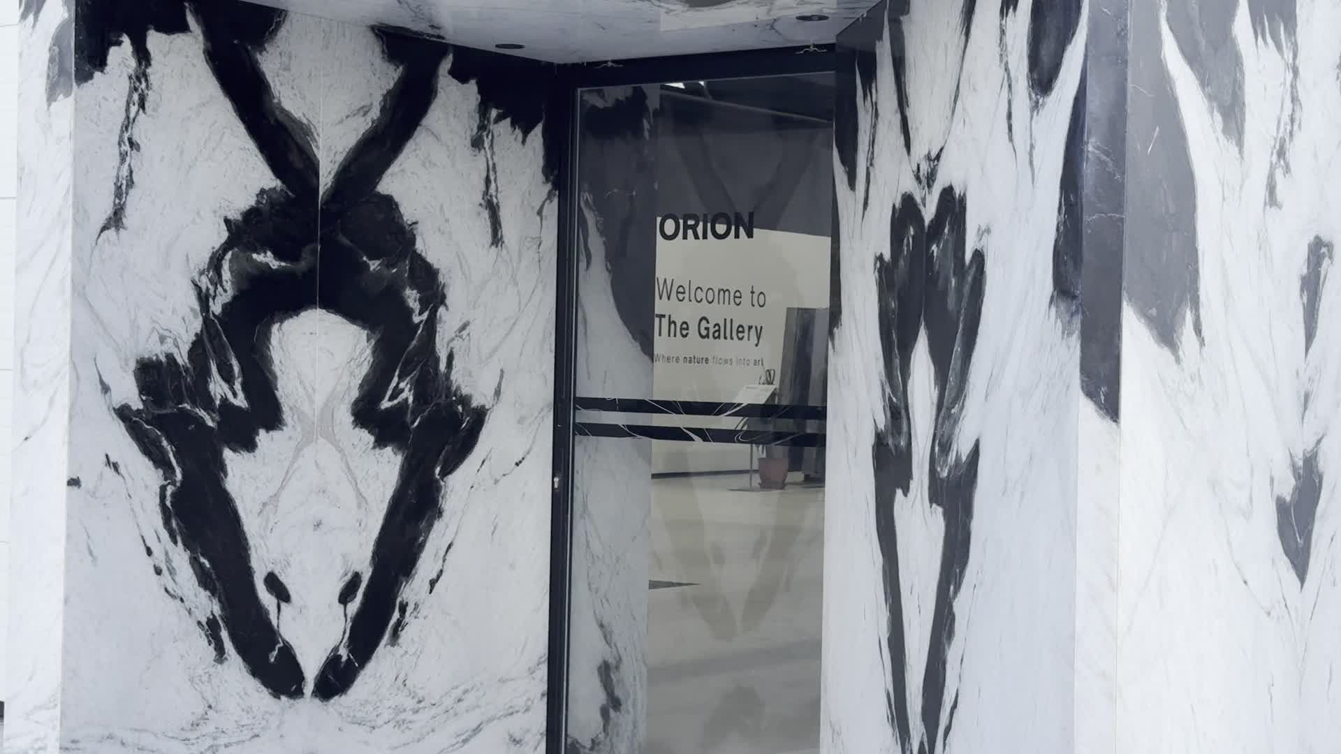 La entrada de Orion Stone Group, revestida con dos tablas del mismo bloque abiertas en espejo.