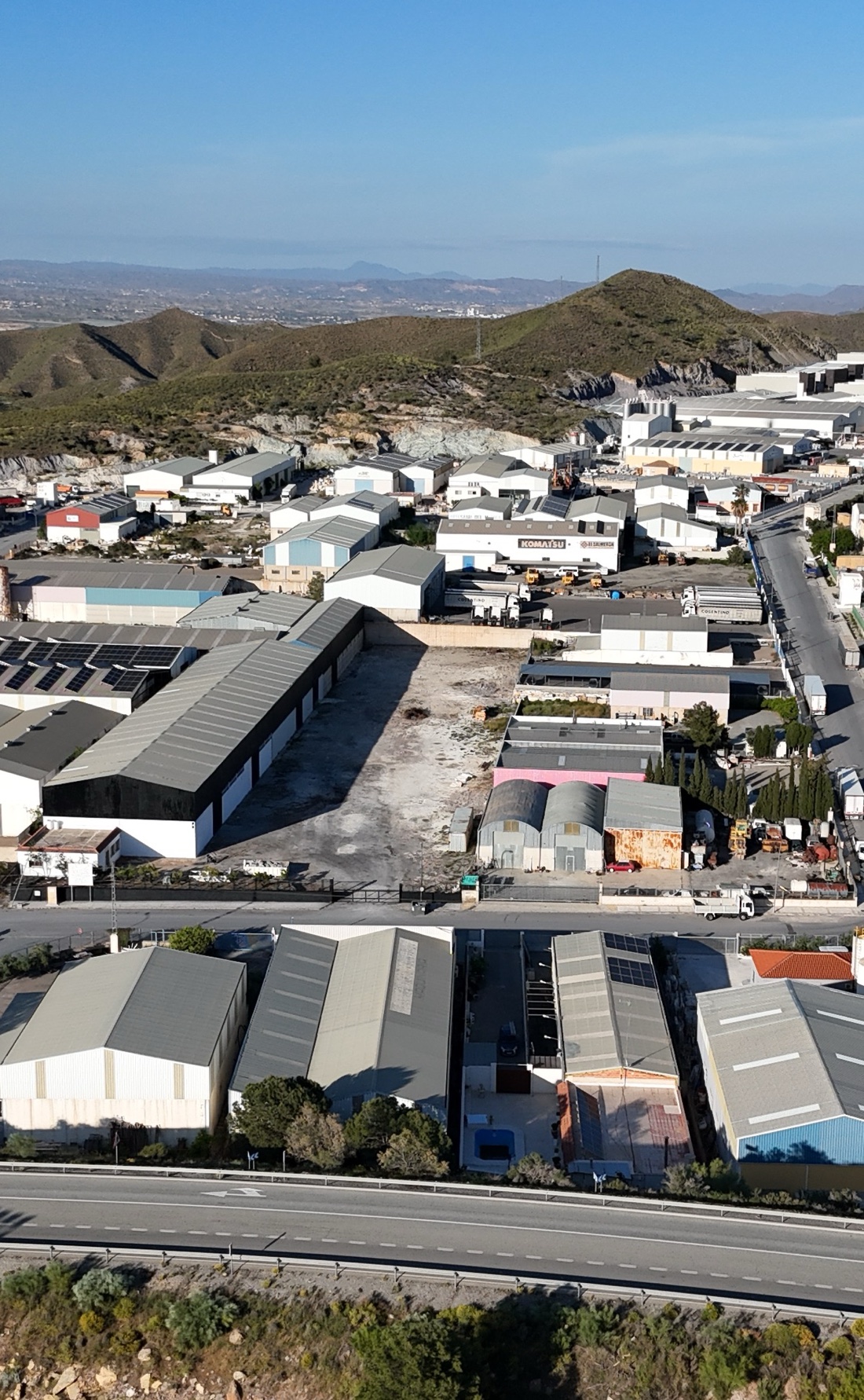 El polígono de Macael desde el aire, con las naves y la sierra al fondo.